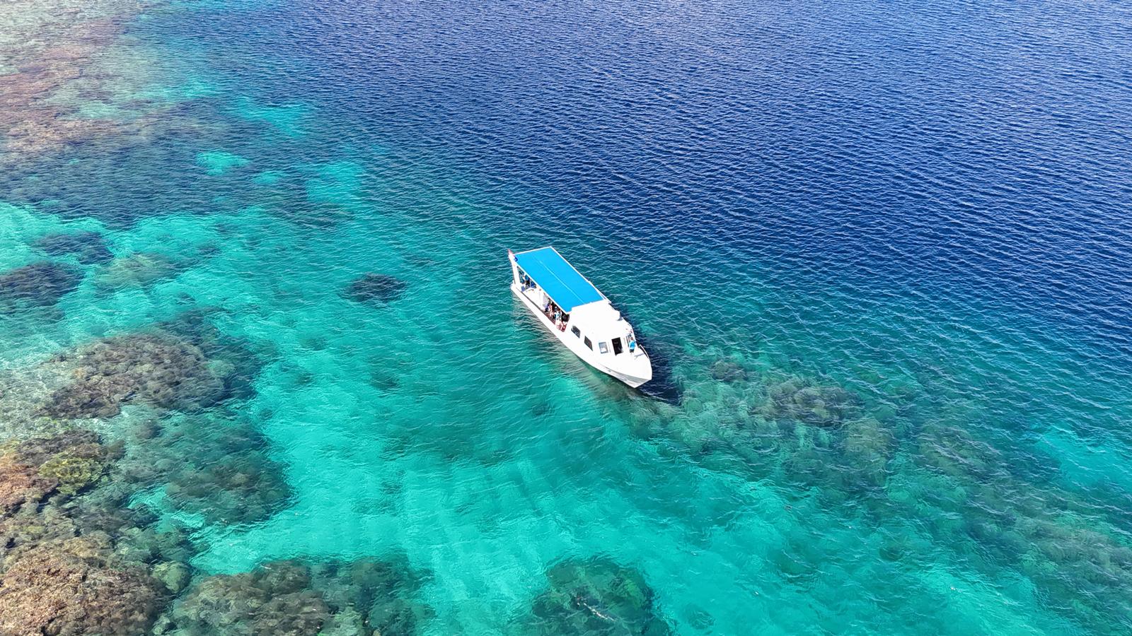Lumbalumba Resort dive boat in Bunaken